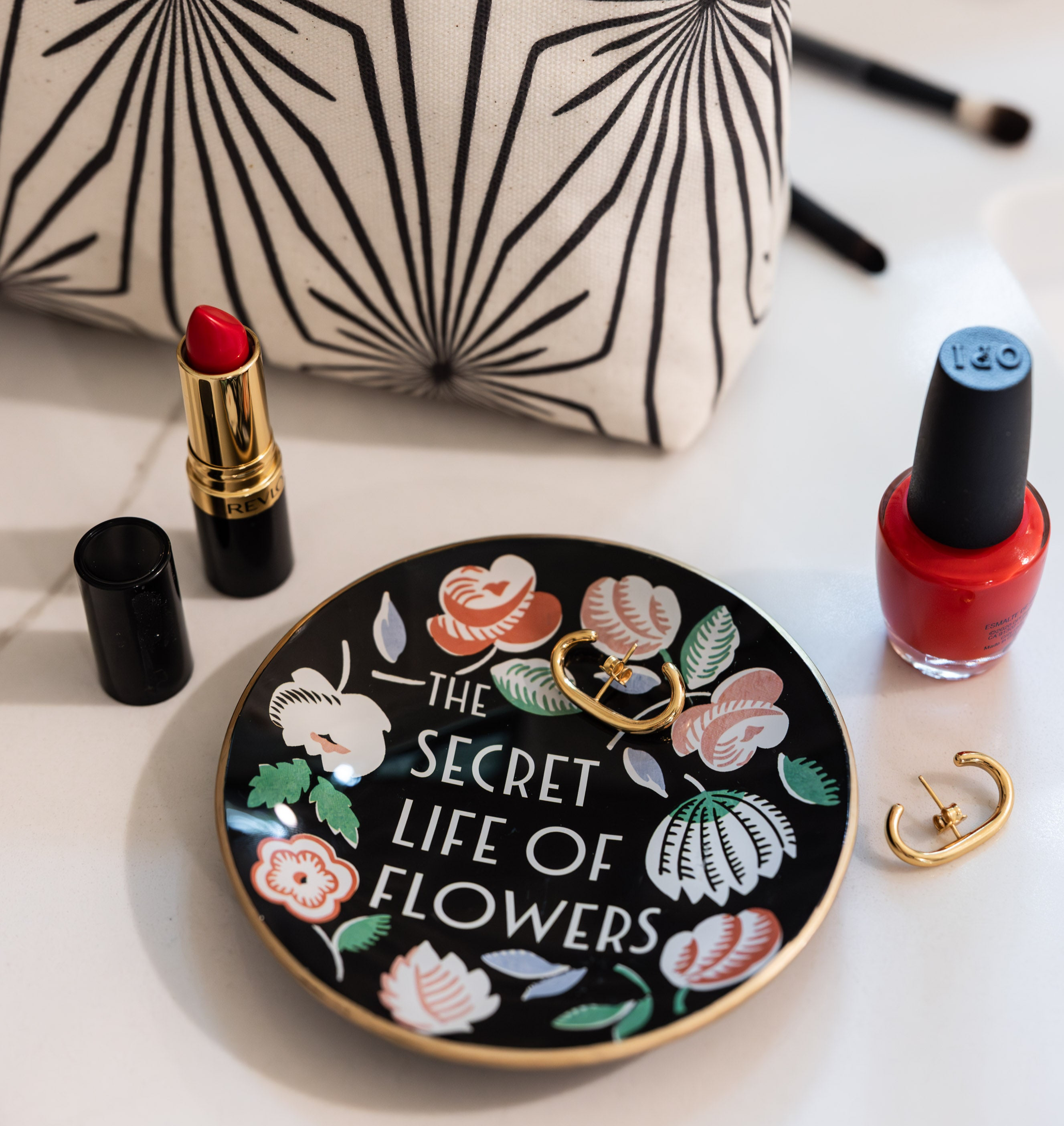 The secret Life of Flowers Round Glass Tray